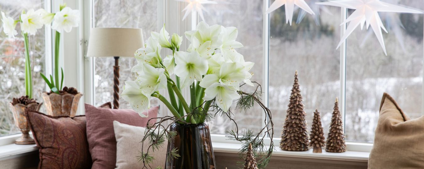 Interi&oslash;r- og blomsterbilde med klikkbare elementer